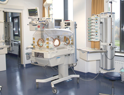 Int. 7 - Bereich Neonatologie: Bettplatz mit Inkubator
